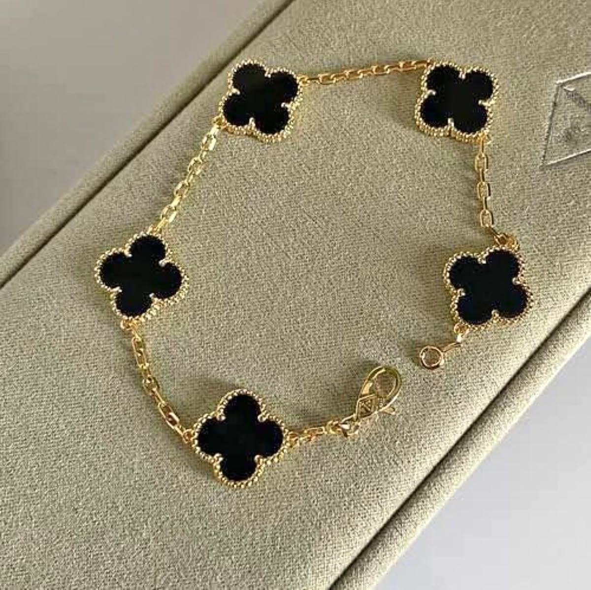 Black arpels bracelet